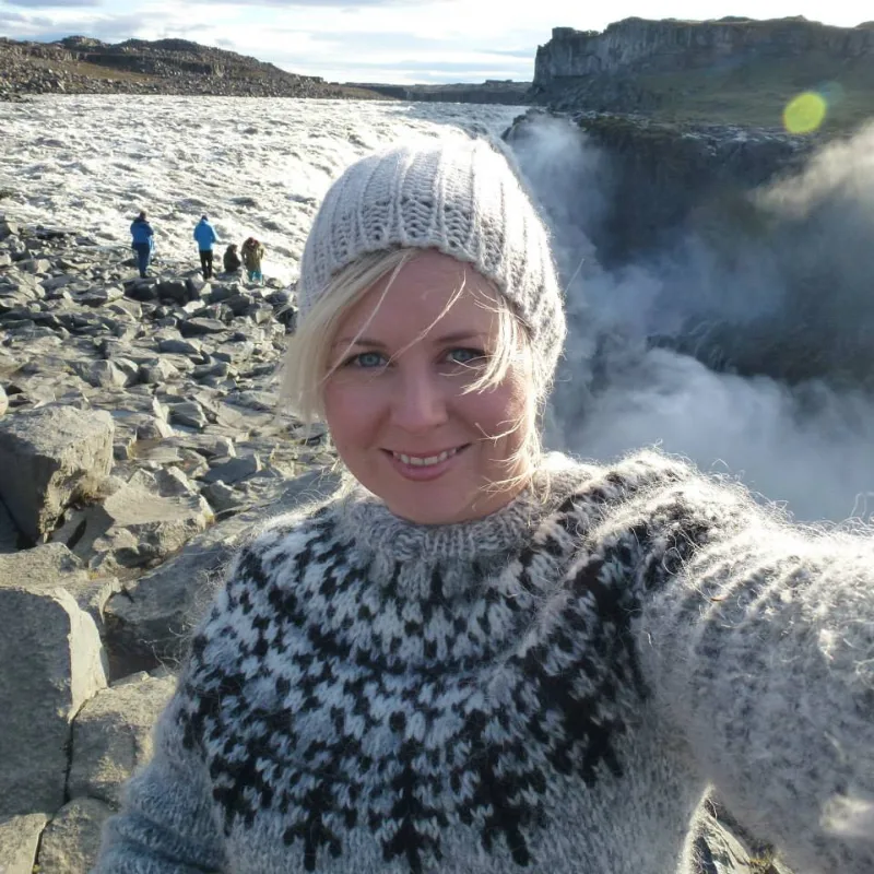 Waterfall selfie small Atlas Introspective